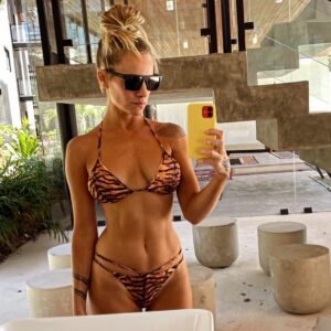 Virginia Da Cunha Instagram - CUERPO DE MUJER, SABIDURIA DE MUJER

Hace tiempo siento un enojo generalizado en muchas de las mujeres con las que hablo de cualquier parte del mundo. Algo totalmente inevitable y necesario después de miles de años de silencio y dolor ante el sometimiento, la violencia, la menospreciacion, burla y aniquilación de nuestra naturaleza . Por el simple hecho de ser mujeres y llevar el don de la creación en nuestro cuerpo y espíritu. Es como si el dolor acumulado de todas las ancestras que somos hubiera llegado al punto de erupción. Y lo mismo está pasando con la Tierra. Las madres del Universo están enfermas. El llamado no escuchado nos pone a todos en peligro de extinción; el modo en que está funcionando nuestra sociedad es perjudicial tanto para hombres como para mujeres. 
Sintiendo este enojo y frustración en mi, he usado mis enfermedades como guía para responder de una manera distinta. Entiendo que si actúo compitiendo, culpando y atacando estoy alimentando aún mas este adictivo sistema del cual todos somos víctimas. 
Para recuperar la salud física y emocional las mujeres podemos contar con la sabiduría de nuestro cuerpo; podemos reconocer, honrar y agradecer las mujeres de nuestro linaje, y soltar la carga que no nos pertenece para despertar nuestros propios dones y crear un camino en profunda libertad. 
Podemos recuperar la sabiduría del ciclo menstrual sintonizando con nuestra naturaleza cíclica y celebrándola como una fuente de poder femenino.
Empece un curso llamado “Mujer Medicina” y los cambios son milagrosos. Conectar con mi sagrado femenino me ha llenado de vitalidad, armonía, claridad,  creatividad y una intuición sobrenatural. Los insoportables dolores que tenia estan desapareciendo! 
Siento plena gratitud y ganas de expandirlo. Las invito a transitar este maravilloso camino de despertar conmigo.