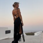 Virginia Da Cunha Instagram - GRACIAS Y ADIÓS 2023 🫶 Este año sacó lo peor y lo mejor de mi. Después de 8 mudanzas en Mendoza, encontré mi hogar frente a la montaña donde descansar contemplando la luna y el sol. Le di prioridad a mi casa y al trabajo interior, profundizando con terapias holísticas que me hicieron tocar fondo para transformarme y con plantas medicinales que me hicieron vivir la magia de ser parte de un inmenso poder luminoso. En lo material me estafaron los ahorros. Caí en cama; morí y renací cuando comprendí lo que mi cuerpo me decía mostrándome emociones enquistadas que, desde el inconsciente, me hacian tomar malas decisiones. Pude liberar el dolor y la culpa de mi hermanito mellizo que no llegó a nacer. Pude perdonarme y sentir que merezco estar viva y eso significa disfrutar! Me puse brackets.. desde entonces me cuesta cantar y sonreír como lo hacía pero ya casi me los sacan 😅 Hizo un viaje movilizador a Europa donde me reencontre con parte de mi familia, nueva música y mis propios dones olvidados. Lance dos bellas canciones: Breath junto a @gurkanasikk y Kundalini junto a @hila.sudamerica Empecé un Curso alucinante en la Escuela de Sabiduría Ancestral y me di cuenta que hace muchos años vengo creando musica medicina sin saberlo… reconocerme al recordarlo me abrió a un camino de pura sanacion, creatividad y alegría. Gracias al curso también alinié mi ciclo menstrual a los ciclos de la luna y pude terminar con un dolor que cada mes me tumbaba en la cama. Conectar con el sagrado femenino y con la sabiduría de mi cuerpo es algo tan milagroso que lo seguiré expandiendo. Conduje un especial de Tatuajes para Canal A que disfruté mucho y grabé dos episodios del nuevo proyecto que verán el año próximo. 🍷 🎼🌿 Tuve sueños reveladores, comí como los dioses y tomé vinos sublimes. Me enamoré de los nuevos integrantes de la familia, los mellis Antonio y Ludovica. Hoy estoy lejos de ellos y del resto de mi familia pero siento mucha paz y alegría porque pronto nos abrazaremos. Disculpen el choclo.. pero el tiempo ya no me apremia. Les deseo un nuevo año donde reine el corazón, la conexión con la naturaleza, el trabajo en equipo y el disfrute de lo simple. 🤍🌿😘