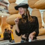 Virginia Da Cunha Instagram - WINE & MUSIC Otro hermoso momento disfrutando de estos dos alimentos sagrados, la música y el vino. Hermoso poder cantar por primera vez nuestra versión de Sing it back que en días estará en Spotify. Gracias @plantaunomercado @casavigil por confiar en mi este gran día de celebración y @pochovicentin por acompañarme con el handpan y cajón. Todo esto saldrá en mi nuevo programa de tv prontito. Les mando un beso y parto al aeropuerto que en horas despego a Buenos Aires! . . Style @kosiuko.shopping.mza ph @jmestudio