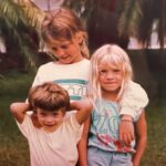 Virginia Da Cunha Instagram - Vacaciones en mi tierra natal #tbt Aún faltaba nacer un canario más.. estábamos en Córdoba donde pasábamos los dos meses de vacaciones escalando sierras, saltando arroyitos, andando a caballo y coleccionando sobres de queso rallado. Mis primos más grandes me hacían bulling por mi pelo blanco, me decían canosa y yo me ponía muy triste. Ojalá fuera así de canosa ahora! Al fleco lo tuve siempre, porque así iba tapando las cicatrices que se acumulaban de lo india que era. No me quedaba quieta.. recién ahora lo estoy logrando, pero el flequillo me acompañará hasta la muerte al igual que las 7 marcas en mi frente. Bueno, pasaba a compartirles esta soncera, Besos!!