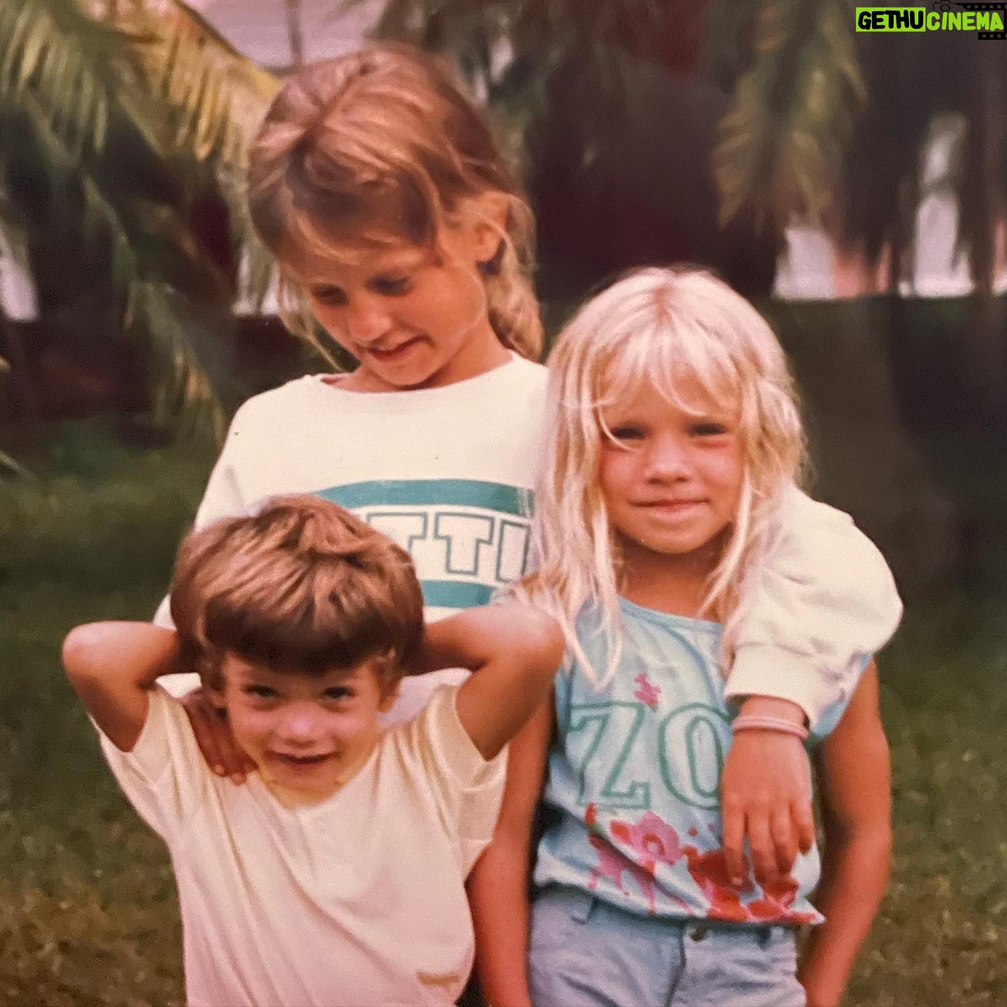 Virginia Da Cunha Instagram - Vacaciones en mi tierra natal #tbt Aún faltaba nacer un canario más.. estábamos en Córdoba donde pasábamos los dos meses de vacaciones escalando sierras, saltando arroyitos, andando a caballo y coleccionando sobres de queso rallado. Mis primos más grandes me hacían bulling por mi pelo blanco, me decían canosa y yo me ponía muy triste. Ojalá fuera así de canosa ahora! Al fleco lo tuve siempre, porque así iba tapando las cicatrices que se acumulaban de lo india que era. No me quedaba quieta.. recién ahora lo estoy logrando, pero el flequillo me acompañará hasta la muerte al igual que las 7 marcas en mi frente. Bueno, pasaba a compartirles esta soncera, Besos!!