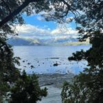 Virginia Da Cunha Instagram - OTRO PLANETA… Puerto Piedras Blancas 🦌 Recién llegada de dos noches en este lugar tan dificil de explicar por su diversa belleza, paz y pureza. De repente me sentía en la Polinesia, Ibiza, Tulum pero con la energía de la inmensa Patagonia. Una bahía serena de arena blanca y aguas transparentes, montañas, bosques, ciervos y colibríes.. domos fantásticos, gastronomía de primera. Una experiencia imperdible para disfrutar sin internet, con todo el cuerpo y el alma. Volveremos! @puertopiedrasblancas @wildernesspatagonia