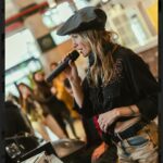 Virginia Da Cunha Instagram - WINE & MUSIC Otro hermoso momento disfrutando de estos dos alimentos sagrados, la música y el vino. Hermoso poder cantar por primera vez nuestra versión de Sing it back que en días estará en Spotify. Gracias @plantaunomercado @casavigil por confiar en mi este gran día de celebración y @pochovicentin por acompañarme con el handpan y cajón. Todo esto saldrá en mi nuevo programa de tv prontito. Les mando un beso y parto al aeropuerto que en horas despego a Buenos Aires! . . Style @kosiuko.shopping.mza ph @jmestudio