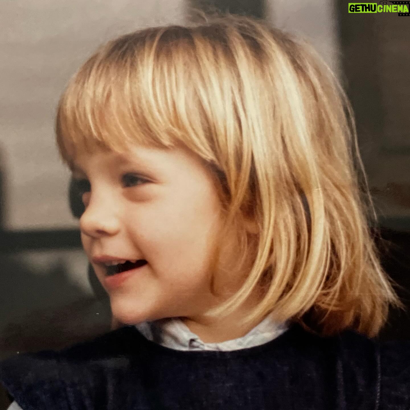 Virginia Da Cunha Instagram - Yo Amo a la Niña que hay en mi, Yo Amo a la Mujer que hay en mi, Yo Amo a la Mujer que es mi Madre, Yo Amo a la Mujer que es mi Abuela. Yo Amo a todas las Mujeres que habitan en mi. . Yo Amo a la Gran Madre y la celebro en sus días. María.. Te agradezco por tu mensaje que hoy me llega tan profundo. Tu eterno vientre como el de cada mujer, está gestando una nueva consciencia. Nos estamos dando a luz a nosotras mismas. Uniendo el masculino y el femenino, la mente y el corazón, uniendo la mente al corazón para trascender la dualidad. Feliz época de Renacimiento! . #virgenmaria #mujermedicina #nuevaconsciencia #renacer