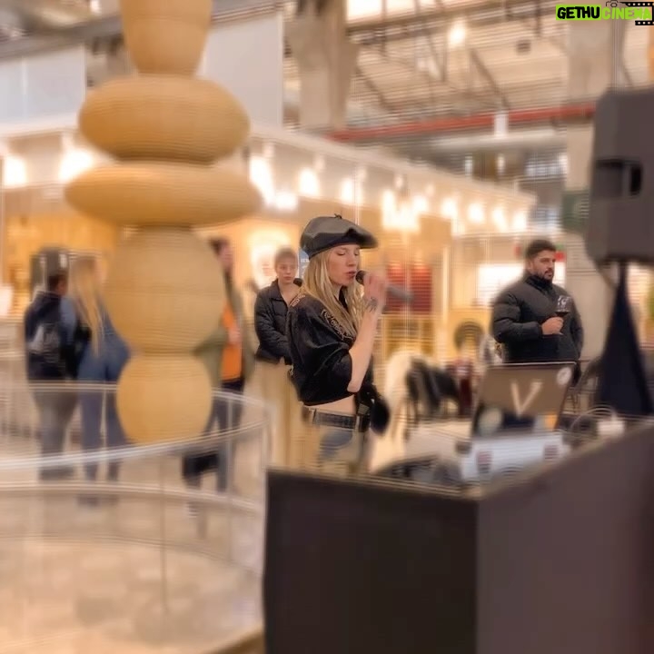 Virginia Da Cunha Instagram - WINE & MUSIC Otro hermoso momento disfrutando de estos dos alimentos sagrados, la música y el vino. Hermoso poder cantar por primera vez nuestra versión de Sing it back que en días estará en Spotify. Gracias @plantaunomercado @casavigil por confiar en mi este gran día de celebración y @pochovicentin por acompañarme con el handpan y cajón. Todo esto saldrá en mi nuevo programa de tv prontito. Les mando un beso y parto al aeropuerto que en horas despego a Buenos Aires! . . Style @kosiuko.shopping.mza ph @jmestudio