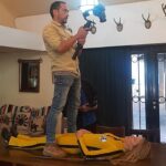 Virginia Da Cunha Instagram - KILL VIR 🙅‍♀️🍷⚠️ Lo que nos hemos reído ayer grabando escenas de conocidas películas en @chateauancon para el nuevo proyecto que estoy produciendo y conduciendo; que saldrá a partir de mayo por @elsietetv y @a24noticias “El Círculo del Vino” es algo inesperado donde el vino se muestra con sus múltiples conexiones. De la naturaleza al infinito. Pronto verán un adelanto, feliz semana a todos! 😘