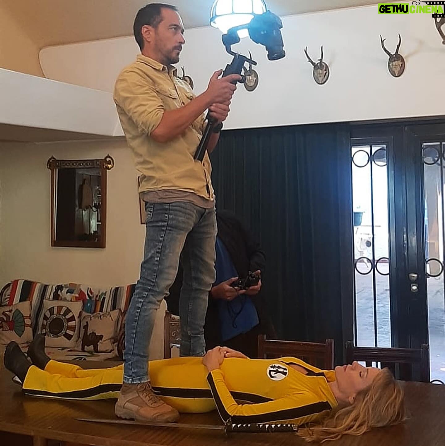 Virginia Da Cunha Instagram - KILL VIR 🙅♀️🍷⚠️ Lo que nos hemos reído ayer grabando escenas de conocidas películas en @chateauancon para el nuevo proyecto que estoy produciendo y conduciendo; que saldrá a partir de mayo por @elsietetv y @a24noticias “El Círculo del Vino” es algo inesperado donde el vino se muestra con sus múltiples conexiones. De la naturaleza al infinito. Pronto verán un adelanto, feliz semana a todos! 😘