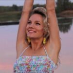 Virginia Da Cunha Instagram - LAUGH, LOVE, LIVE! Somos los ganadores, nos tocó estar acá, nos tocó la Vida. Y la Vida es disfrutar. No es tener la razón, no es cargar con la pérdida de otro, no es siendo perfecto, teniendo un título, un príncipe azul o un hijo. Somos la naranja entera, la creatividad en infinitas maneras. Si nos cuesta verlo es momento de hacer zoom out y cambiar la perspectiva, como el águila que se aleja y reposa en su silencio.. el ave con la mejor vista de todo el reino animal. Una vieja foto sonriente para nunca dejar de recordar que todos somos ricos.. heredamos la fortuna de existir. 🤍 Dando gracias uno aprende a desear lo que ya es suyo.