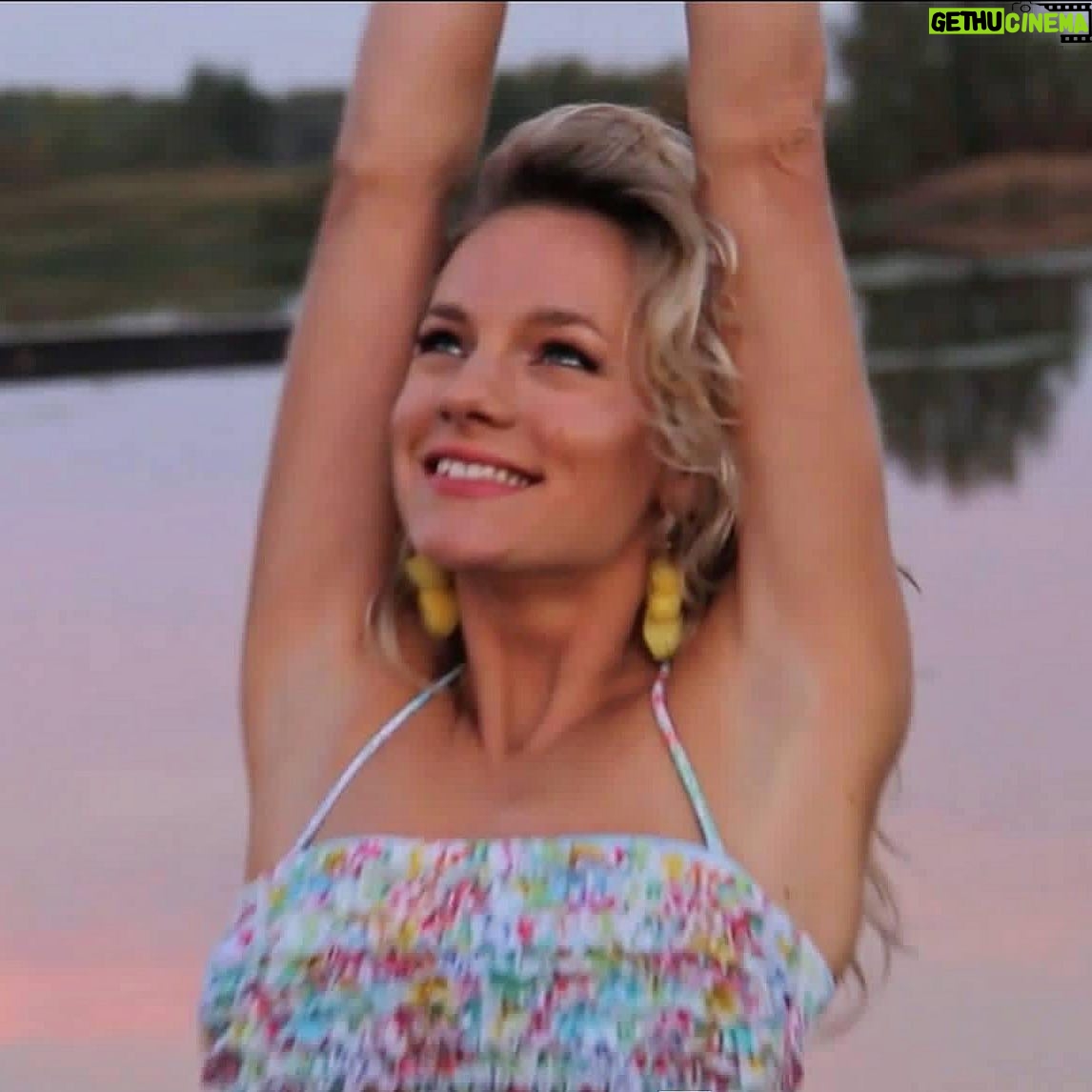 Virginia Da Cunha Instagram - LAUGH, LOVE, LIVE! Somos los ganadores, nos tocó estar acá, nos tocó la Vida. Y la Vida es disfrutar. No es tener la razón, no es cargar con la pérdida de otro, no es siendo perfecto, teniendo un título, un príncipe azul o un hijo. Somos la naranja entera, la creatividad en infinitas maneras. Si nos cuesta verlo es momento de hacer zoom out y cambiar la perspectiva, como el águila que se aleja y reposa en su silencio.. el ave con la mejor vista de todo el reino animal. Una vieja foto sonriente para nunca dejar de recordar que todos somos ricos.. heredamos la fortuna de existir. 🤍 Dando gracias uno aprende a desear lo que ya es suyo.