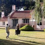 Virginia Da Cunha Instagram – KILL VIR 🙅‍♀️🍷⚠️

Lo que nos hemos reído ayer grabando escenas de conocidas películas en @chateauancon para el nuevo proyecto que estoy produciendo y conduciendo; que saldrá a partir de mayo por @elsietetv y @a24noticias “El Círculo del Vino” es algo inesperado donde el vino se muestra con sus múltiples conexiones. De la naturaleza al infinito. Pronto verán un adelanto, feliz semana a todos! 😘