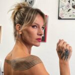 Virginia Da Cunha Instagram - TATTO(A)RTE Coming Soon Estuve en Buenos Aires grabando la conducción de un documental para @canalacultura llamado “Tatu(a)rte”. Profundizamos en las múltiples capas que tiene este arte corporal que se hizo moda, pero queda marcado para siempre. Un arte que pasó de ser un estigma para quien lo portaba a ser una muestra de lo que queremos decir de nosotros mismos al mundo. Nuestro cuerpo se transforma en un libro donde elegimos escribir quienes somos, que cosas nos han marcado y qué cosas queremos cambiar. Historias, estilos, particularidades, la comunidad, su incidencia en la moda, la música y la sanación. Entre otros temas que iremos explorando y aprendiendo. Muy pronto estará al aire. Gracias Andrea y Coco por confiar en mí y al team por hacerme sentir tan cómoda cada dia de trabajo. Gracias @lucasalvok por peinarme y maquillarme cada mañana, @normalopez_ok y @thenewblackba por acompañarme con los looks. Estoy ansiosa de verlo! Besoss