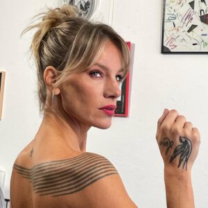 Virginia Da Cunha Instagram - TATTO(A)RTE Coming Soon

Estuve en Buenos Aires grabando la conducción de un documental para @canalacultura llamado “Tatu(a)rte”. Profundizamos en las múltiples capas que tiene este arte corporal que se hizo moda, pero queda marcado para siempre. Un arte que pasó de ser un estigma para quien lo portaba a ser una muestra de lo que queremos decir de nosotros mismos al mundo. 
Nuestro cuerpo se transforma en un libro donde elegimos escribir quienes somos, que cosas nos han marcado y qué cosas queremos cambiar. 
Historias, estilos, particularidades, la comunidad, su incidencia en la moda, la música y la sanación. Entre otros temas que iremos explorando y aprendiendo. 
Muy pronto estará al aire. Gracias Andrea y Coco por confiar en mí y al team por hacerme sentir tan cómoda cada dia de trabajo. Gracias @lucasalvok por peinarme y maquillarme cada mañana, @normalopez_ok y @thenewblackba por acompañarme con los looks. Estoy ansiosa de verlo! Besoss