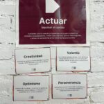 Virginia Da Cunha Instagram - En el 2015, los líderes mundiales adoptaron un conjunto de objetivos globales para erradicar la pobreza, proteger el planeta y asegurar la prosperidad para todos como parte de una nueva agenda de desarrollo sostenible. Estos objetivos establecidos por la ONU, a pesar de contar con el apoyo de muchos países y organizaciones, no se están cumpliendo. Porque? Porque no podemos pretender cambios afuera si no los hacemos primero dentro nuestro. No podemos pedirle a una persona que sea responsable con el medioambiente si no lo es consigo misma, si nisiquiera se ha tomado el tiempo de conocerse. En este mundo se desarrolla mucho la mente y los músculos pero muy poco el corazón y la consciencia. La creencia de que la fuerza está en el hacer y el tener se derrumba frente a nuestros ojos. Para eso se desarrollaron los IDGs, objetivos de desarrollo interior y ayer asistí a un hermoso encuentro donde cada uno fue explicado y vivenciado. Son temas de los que les vengo hablando que fueron expuestos de un modo muy claro y ordenado, y la puesta en acción demostró increíbles resultados. Iré compartiendoles uno por uno pero mientras tanto les dejo algo de info en las siguientes imágenes. Abrazoo