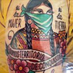 Virginia Da Cunha Instagram - TATTO(A)RTE Coming Soon Estuve en Buenos Aires grabando la conducción de un documental para @canalacultura llamado “Tatu(a)rte”. Profundizamos en las múltiples capas que tiene este arte corporal que se hizo moda, pero queda marcado para siempre. Un arte que pasó de ser un estigma para quien lo portaba a ser una muestra de lo que queremos decir de nosotros mismos al mundo. Nuestro cuerpo se transforma en un libro donde elegimos escribir quienes somos, que cosas nos han marcado y qué cosas queremos cambiar. Historias, estilos, particularidades, la comunidad, su incidencia en la moda, la música y la sanación. Entre otros temas que iremos explorando y aprendiendo. Muy pronto estará al aire. Gracias Andrea y Coco por confiar en mí y al team por hacerme sentir tan cómoda cada dia de trabajo. Gracias @lucasalvok por peinarme y maquillarme cada mañana, @normalopez_ok y @thenewblackba por acompañarme con los looks. Estoy ansiosa de verlo! Besoss