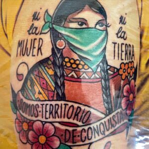 Virginia Da Cunha Instagram - TATTO(A)RTE Coming Soon

Estuve en Buenos Aires grabando la conducción de un documental para @canalacultura llamado “Tatu(a)rte”. Profundizamos en las múltiples capas que tiene este arte corporal que se hizo moda, pero queda marcado para siempre. Un arte que pasó de ser un estigma para quien lo portaba a ser una muestra de lo que queremos decir de nosotros mismos al mundo. 
Nuestro cuerpo se transforma en un libro donde elegimos escribir quienes somos, que cosas nos han marcado y qué cosas queremos cambiar. 
Historias, estilos, particularidades, la comunidad, su incidencia en la moda, la música y la sanación. Entre otros temas que iremos explorando y aprendiendo. 
Muy pronto estará al aire. Gracias Andrea y Coco por confiar en mí y al team por hacerme sentir tan cómoda cada dia de trabajo. Gracias @lucasalvok por peinarme y maquillarme cada mañana, @normalopez_ok y @thenewblackba por acompañarme con los looks. Estoy ansiosa de verlo! Besoss