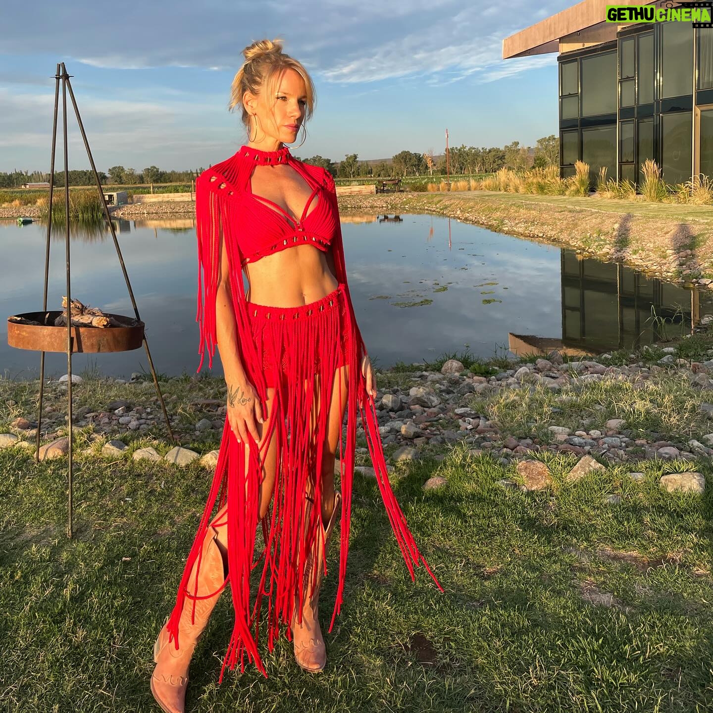 Virginia Da Cunha Instagram - AL ROJO VIVO En llamas con el calor mendocino y con la emoción de las próximas fechas en Bariloche. 1/2 @cirse_clubdelago Sunset 7/2 @bacanalwinebar Sunset 9/2 Amarras del Nahuel, Sunset Y vuelvo el 11/2 para celebrar el Carnaval en @casarenabodega junto a @acusticafractal Hybrid Dj Sets para disfrutar la naturaleza y celebrar bailando. Quién viene?! 💃