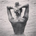 Virginia Da Cunha Instagram – Vivimos en un mar de emociones.. 
que si no las hacemos conscientes nos arrastran a remolinos donde nos perdemos. Perdemos el equilibrio, se nos fuga la energía y allí aparecen las enfermedades… señales del cuerpo para llamarnos la atención y darnos la oportunidad de crecer. 
Hace un mes los dolores en mi espalda me venían advirtiendo de algo, tuvieron que aparecer las hernias para que yo me lo tomara en serio. 
De chica fui una gran admiradora de la Medicina Tradicional China y ha sido el camino elegido para la sanación de muchas de mis lesiones y enfermedades. Desde esguinces, temas ginecológicos, gástricos, intestinales, etc. 
La elegí por su enfoque holístico donde lo físico, mental y emocional están conectados como parte de una energía total, porque se basa sobre el principio de que nuestro cuerpo tiene la capacidad de sanarse a si mismo, porque busca que seamos nuestros propios médicos. 
Apenas sentí ese pinchazo mezclado con fuego, el brazo que se dormía y mi cuello hecho una piedra, busqué donde hacerme acupuntura en Mendoza y descubrí que acá hay un excelente Instituto Técnico Superior de Medicina China, aprobado por la organización mundial de la salud y donde ademas forman acupuntores. 
Entre llorando de dolor pero salí llorando de alivio y emoción. Tuve una profunda charla con Luis Glielmi para comprender el origen de mi síntoma, luego me ablando con masajes y por ultimo me hizo acupuntura. Cuanta sabiduría, cuanta conexión con la vida! Estoy siguiendo todos sus consejos que nada tienen que ver con infiltraciones, medicamentos ni cuellos ortopédicos. 
O lo hacemos rápido o lo hacemos bien. No? 
La verdadera sanación viene y se sostiene de adentro, con nuestra propia energía. 
Mañana tengo mi próxima sesión y estoy chocha como si fuera a la mejor fiesta! 
Gracias @itsmtc.mendoza 
Abrazo 🤍