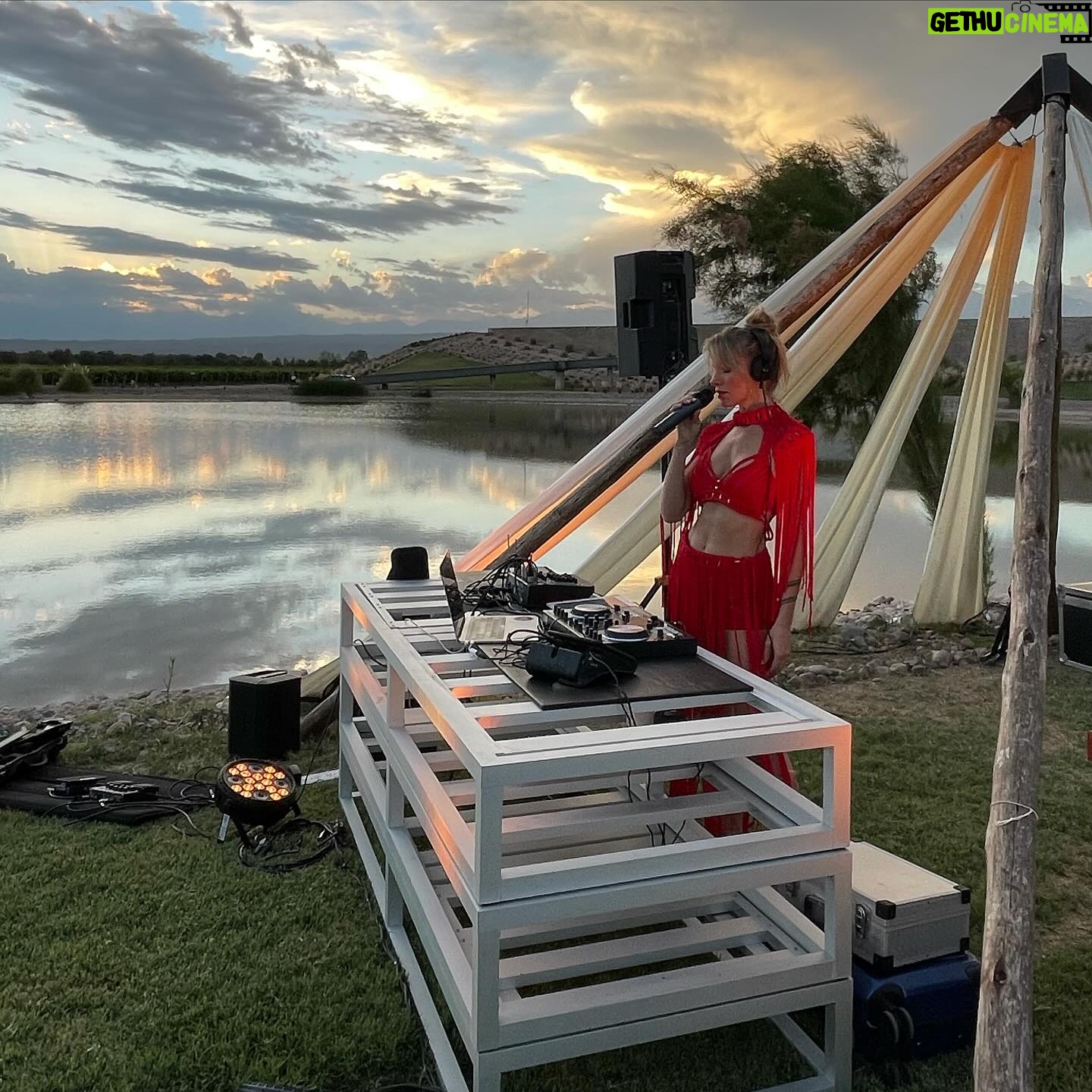Virginia Da Cunha Instagram - AL ROJO VIVO En llamas con el calor mendocino y con la emoción de las próximas fechas en Bariloche. 1/2 @cirse_clubdelago Sunset 7/2 @bacanalwinebar Sunset 9/2 Amarras del Nahuel, Sunset Y vuelvo el 11/2 para celebrar el Carnaval en @casarenabodega junto a @acusticafractal Hybrid Dj Sets para disfrutar la naturaleza y celebrar bailando. Quién viene?! 💃
