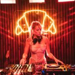 Virginia Da Cunha Instagram – 🥐 🎧🥐

Recuerdo recién salido del horno de la mágica noche celebrando el Día Internacional del Dj en @enerocostanera junto al team @medialunasessions y gran equipo de músicos. Gracias por hacerme parte! 
.
Style @maniacca_ #tbt #diainternacionaldj