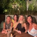 Virginia Da Cunha Instagram - HERMANDAD Las mujeres necesitamos de otras mujeres, que empaticen con nuestras batallas. Pero la mayoría de las veces, nos sentimos juzgadas por otras mujeres.. y así el patriarcado se sigue alimentando. Pero nuestra fortaleza vendrá de la unión entre mujeres. Cada vez que nos criticamos, le damos el poder al patriarcado y la dominación psicológica se hace más fuerte. Seamos aliadas, nuestro mayor lugar de contención y comprensión. El verdadero camino no es en contra de los hombres o de nadie, sino simplemente siendo hermanas. Animandonos a decir nuestra verdad, a ser transparentes.. si nuestras vidas y nuestros cuerpos no son perfectos, los aceptamos y nos enseñamos mutuamente, nos celebramos! El verdadero poder nunca es contra nadie.. eso es debilidad. Cuanto más culpamos a otros, más renunciamos a nuestro poder. Silvina Luna dió su Vida para que podamos verlo. Para que dejemos de compararnos y querer ser deseables, mas buenas, más exitosas. Para que dejemos de invertir en una carrera contra nuestra edad, sino que valoremos y celebremos todo lo recorrido y empecemos a expresarnos como realmente somos. Sin miedo, sin culpa… divorciemosnos del ego que nos aleja de nuestra esencia. Aunque todo alrededor tiemble. Eso tiene que pasar. Seamos valientes para ser más felices y sembremos una nueva mujer en el mundo.