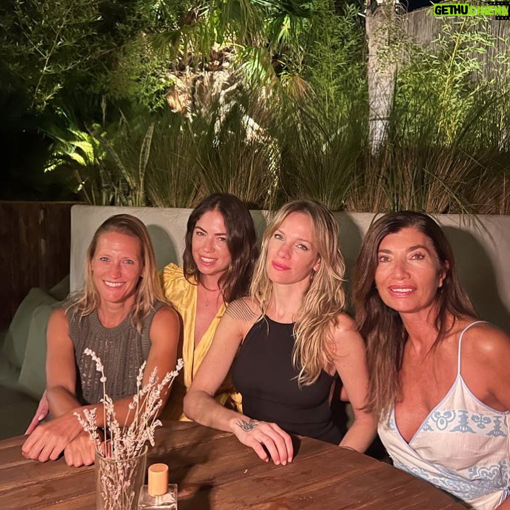Virginia Da Cunha Instagram - HERMANDAD Las mujeres necesitamos de otras mujeres, que empaticen con nuestras batallas. Pero la mayoría de las veces, nos sentimos juzgadas por otras mujeres.. y así el patriarcado se sigue alimentando. Pero nuestra fortaleza vendrá de la unión entre mujeres. Cada vez que nos criticamos, le damos el poder al patriarcado y la dominación psicológica se hace más fuerte. Seamos aliadas, nuestro mayor lugar de contención y comprensión. El verdadero camino no es en contra de los hombres o de nadie, sino simplemente siendo hermanas. Animandonos a decir nuestra verdad, a ser transparentes.. si nuestras vidas y nuestros cuerpos no son perfectos, los aceptamos y nos enseñamos mutuamente, nos celebramos! El verdadero poder nunca es contra nadie.. eso es debilidad. Cuanto más culpamos a otros, más renunciamos a nuestro poder. Silvina Luna dió su Vida para que podamos verlo. Para que dejemos de compararnos y querer ser deseables, mas buenas, más exitosas. Para que dejemos de invertir en una carrera contra nuestra edad, sino que valoremos y celebremos todo lo recorrido y empecemos a expresarnos como realmente somos. Sin miedo, sin culpa… divorciemosnos del ego que nos aleja de nuestra esencia. Aunque todo alrededor tiemble. Eso tiene que pasar. Seamos valientes para ser más felices y sembremos una nueva mujer en el mundo.