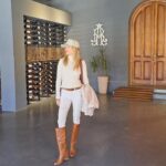 Virginia Da Cunha Instagram - San Rafael Arcángel Antes del 1400 la familia de mi Papá vivía al norte de Portugal y se dedicaba al cultivo de frutos y vid. Aún hoy está su primo haciendo vinho verde. De ahi que nuestro Adn se conecte con el mundo vitivinícola y con el amor a la naturaleza. Por eso resonamos tanto con San Rafael y con la familia que construyó Rebaños posada.. admiro profundamente a las personas que nos invitan a a volver a lo natural; que hacen las cosas sanamente y bien aunque eso, en este país, es lo que menos apoyo recibe. Recordé algo que siempre se dijo en mi casa: La Tierra no nos pertenece, nosotros le pertenecemos a la Tierra. En fin.. este viajecito maravilloso fue mi regalo de cumple a mi Papá y quedamos con el cuerpo y alma llenitos! Gracias. Les mando un abrazo y Feliz Viernes!!
