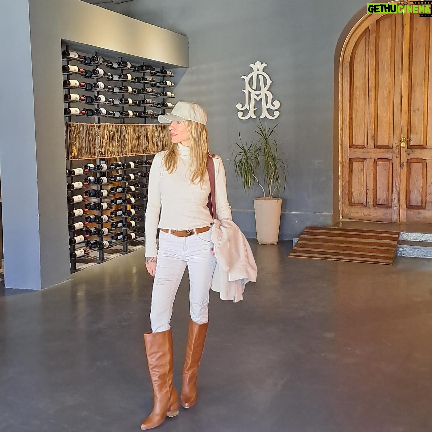 Virginia Da Cunha Instagram - San Rafael Arcángel Antes del 1400 la familia de mi Papá vivía al norte de Portugal y se dedicaba al cultivo de frutos y vid. Aún hoy está su primo haciendo vinho verde. De ahi que nuestro Adn se conecte con el mundo vitivinícola y con el amor a la naturaleza. Por eso resonamos tanto con San Rafael y con la familia que construyó Rebaños posada.. admiro profundamente a las personas que nos invitan a a volver a lo natural; que hacen las cosas sanamente y bien aunque eso, en este país, es lo que menos apoyo recibe. Recordé algo que siempre se dijo en mi casa: La Tierra no nos pertenece, nosotros le pertenecemos a la Tierra. En fin.. este viajecito maravilloso fue mi regalo de cumple a mi Papá y quedamos con el cuerpo y alma llenitos! Gracias. Les mando un abrazo y Feliz Viernes!!