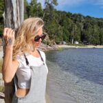 Virginia Da Cunha Instagram - MEDICINA DE LA MADRE AGUA El Agua representa nuestro plano emocional y el inconsciente. El mar insondable.. esa parte desconocida, la sombra, que no es solamente algo pesado o doloroso. Ahí están también nuestros dones, nuestros tesoros, nuestra medicina. La sombra es simplemente energía que dejó de fluir. Lo que guardo, lo que resisto poniéndole coraza. Todo lo que evito o acumulo y que no dejo fluir. Las risas y los “te amo” no expresados, la medicina que cada uno tiene dentro y no es manifestado, se hace hucha. Así le dicen los chamanes a la energía que por no usarse se vuelve una carga, como cualquier cosa que tengamos de sobra en nuestro hogar, en nuestra vida. “Limpio mi mente, mi corazón, mis aguas, y todos mis cuerpos… Me comprometo a amar la vida que tengo y que vive en mí… Acepto la belleza que vive en mí… Gracias, bendita madre agua que vives en mí y fuera de mí, te acepto en mi vida, gracias por existir, y gracias por vivir en mí…”