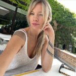 Virginia Da Cunha Instagram - BS AS EN ENERO 😍💯 Resúmen de 3 dias en la ciudad en su mejor versión.. sin tránsito ni humedad! Deporte, relax, familia, amigos y un moverse mágicamente fluído, sin calor ni ruidos sofocantes. Mañana vuelvo a Mendoza y el 25 los espero con un musicón para cenar bajo la luna llena. Besos!!