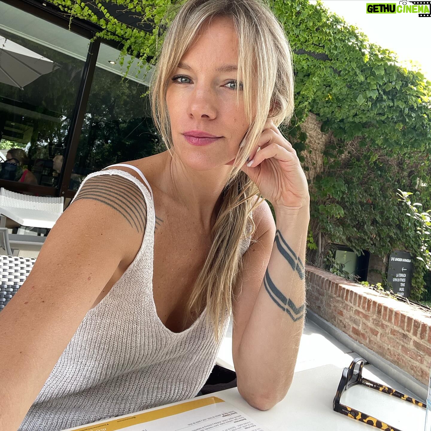 Virginia Da Cunha Instagram - BS AS EN ENERO 😍💯 Resúmen de 3 dias en la ciudad en su mejor versión.. sin tránsito ni humedad! Deporte, relax, familia, amigos y un moverse mágicamente fluído, sin calor ni ruidos sofocantes. Mañana vuelvo a Mendoza y el 25 los espero con un musicón para cenar bajo la luna llena. Besos!!