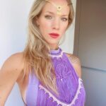 Virginia Da Cunha Instagram - Yo soy la Luz, Yo Soy la liviandad de los sagrado, la intuición del femenino sutil. El color lila tiene una vibración muy sutil que nos conecta con la liviandad.. para que podamos ser soltando el peso de los roles, la responsabilidad confundida con seriedad y sacrificio, la perfección; soltando el dolor de erróneas creencias entorno a la vejez. Para que abracemos nuestra naturaleza sagrada con disfrute… simplemente siendo… como cuando eramos niñas y el lila era el color de nuestro unicornio. Alivianemos los días, elevemos la consciencia, volemos como ese unicornio devolviendo la magia a nuestra Vida. Qué se están tomando demasiado en serio, a qué rol están apegadas o que están guardando dentro de ustedes que se convirtió en energía que dejó de fluir y empieza a pesar? Gracias @rominabrunelli por vestirme con la sabiduría y belleza de tu arte.