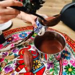 Virginia Da Cunha Instagram - 16/12 Ceremonia de Cacao y Música Medicina 🤎 El fin de año siempre viene de la mano de muchos eventos de celebración y liberación por el ciclo cumplido. Pero muchas veces se convierte en un loop que repetimos por inercia y la celebración se reduce a tomar mucho y acostarnos más tarde sin tomar consciencia que en realidad nada ha cambiado. Para quienes resuenen con la idea de una experiencia distinta, de una búsqueda mas sanadora y comprometida con su esencia mas profunda, decidimos crear este encuentro. La Medicina del Cacao guiada por una mujer medicina @paula.oceana en el maravilloso entorno de las Termas Cacheuta y sus aguas termales.. la música que nos invita a la libre expresión del cuerpo creada por @acusticafractal y por mí. La energía indescriptible del corazón que se llena de amor y comprensión; de los sentidos que se hacen uno con la naturaleza. Es tan difícil de explicar y tan hermoso de vivenciar y compartir. Lo hacemos juntos?? Les dejo el link en stories y en bio. Abrazo!