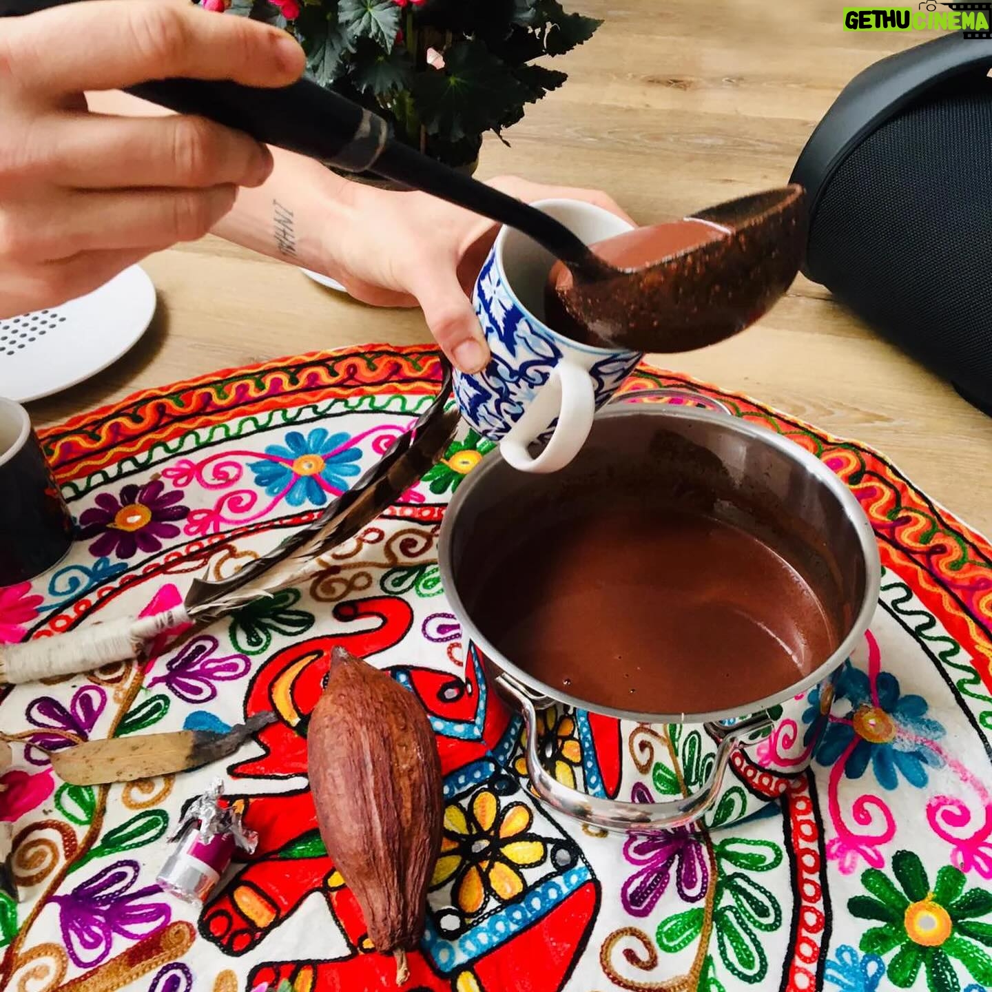 Virginia Da Cunha Instagram - 16/12 Ceremonia de Cacao y Música Medicina 🤎 El fin de año siempre viene de la mano de muchos eventos de celebración y liberación por el ciclo cumplido. Pero muchas veces se convierte en un loop que repetimos por inercia y la celebración se reduce a tomar mucho y acostarnos más tarde sin tomar consciencia que en realidad nada ha cambiado. Para quienes resuenen con la idea de una experiencia distinta, de una búsqueda mas sanadora y comprometida con su esencia mas profunda, decidimos crear este encuentro. La Medicina del Cacao guiada por una mujer medicina @paula.oceana en el maravilloso entorno de las Termas Cacheuta y sus aguas termales.. la música que nos invita a la libre expresión del cuerpo creada por @acusticafractal y por mí. La energía indescriptible del corazón que se llena de amor y comprensión; de los sentidos que se hacen uno con la naturaleza. Es tan difícil de explicar y tan hermoso de vivenciar y compartir. Lo hacemos juntos?? Les dejo el link en stories y en bio. Abrazo!