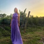 Virginia Da Cunha Instagram - Yo soy la Luz, Yo Soy la liviandad de los sagrado, la intuición del femenino sutil. El color lila tiene una vibración muy sutil que nos conecta con la liviandad.. para que podamos ser soltando el peso de los roles, la responsabilidad confundida con seriedad y sacrificio, la perfección; soltando el dolor de erróneas creencias entorno a la vejez. Para que abracemos nuestra naturaleza sagrada con disfrute… simplemente siendo… como cuando eramos niñas y el lila era el color de nuestro unicornio. Alivianemos los días, elevemos la consciencia, volemos como ese unicornio devolviendo la magia a nuestra Vida. Qué se están tomando demasiado en serio, a qué rol están apegadas o que están guardando dentro de ustedes que se convirtió en energía que dejó de fluir y empieza a pesar? Gracias @rominabrunelli por vestirme con la sabiduría y belleza de tu arte.