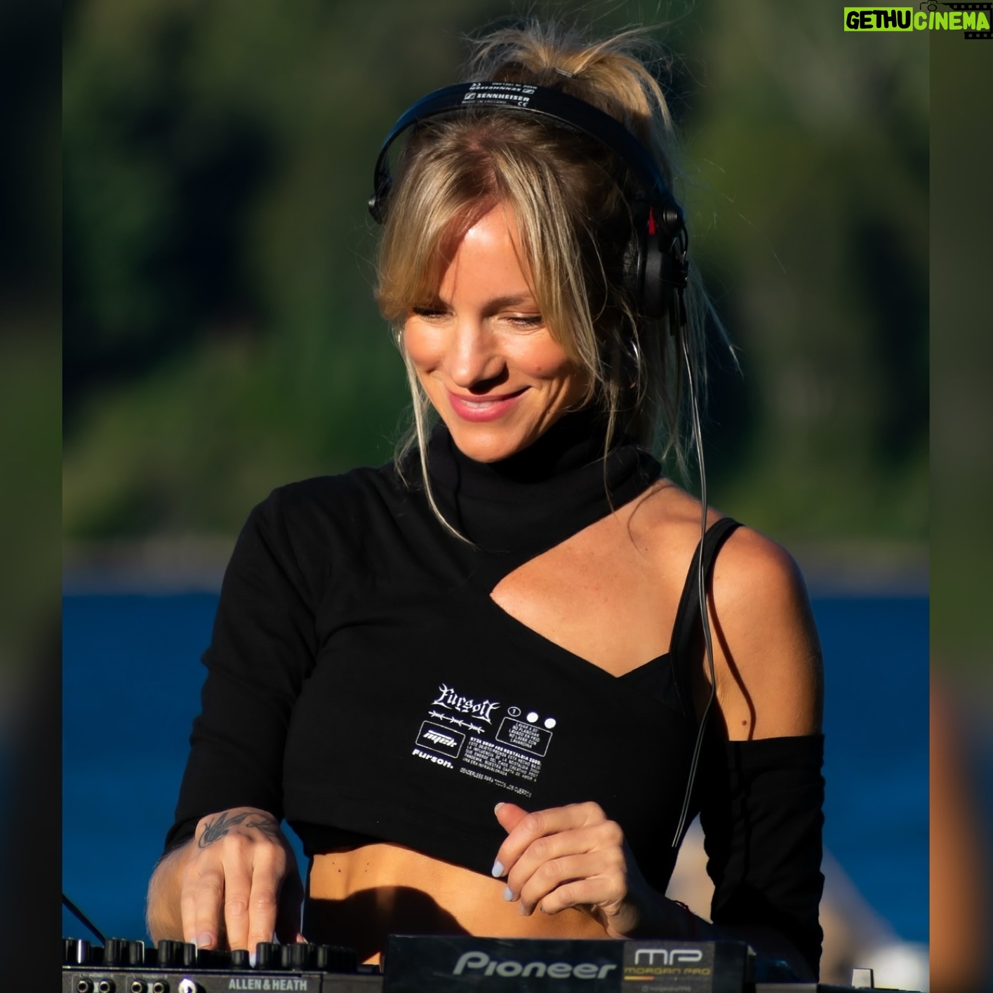 Virginia Da Cunha Instagram - MUSICA MEDICINA 🌿 Hace más de 11 años empecé a ser Dj y siempre diciembre fue un mes de puro movimiento, musicalizando múltiples eventos de variados rubros. Este año por primera vez el trabajo se dió más en la creación de nuevos sonidos y propuestas que tienen que ver con la sanación, la conexión con nuestra esencia y la integración de la naturaleza. Con un celebrar más consciente y libre. De eso se tratan algunas de las próximas fechas: 4/12 Mendoza 15/12 Club del Vino, Mendoza 16/12 Cacao Dance @hotel_spa_termascacheuta 20/12 @lapiscufestok San Luis
