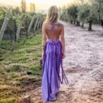 Virginia Da Cunha Instagram - Yo soy la Luz, Yo Soy la liviandad de los sagrado, la intuición del femenino sutil. El color lila tiene una vibración muy sutil que nos conecta con la liviandad.. para que podamos ser soltando el peso de los roles, la responsabilidad confundida con seriedad y sacrificio, la perfección; soltando el dolor de erróneas creencias entorno a la vejez. Para que abracemos nuestra naturaleza sagrada con disfrute… simplemente siendo… como cuando eramos niñas y el lila era el color de nuestro unicornio. Alivianemos los días, elevemos la consciencia, volemos como ese unicornio devolviendo la magia a nuestra Vida. Qué se están tomando demasiado en serio, a qué rol están apegadas o que están guardando dentro de ustedes que se convirtió en energía que dejó de fluir y empieza a pesar? Gracias @rominabrunelli por vestirme con la sabiduría y belleza de tu arte.