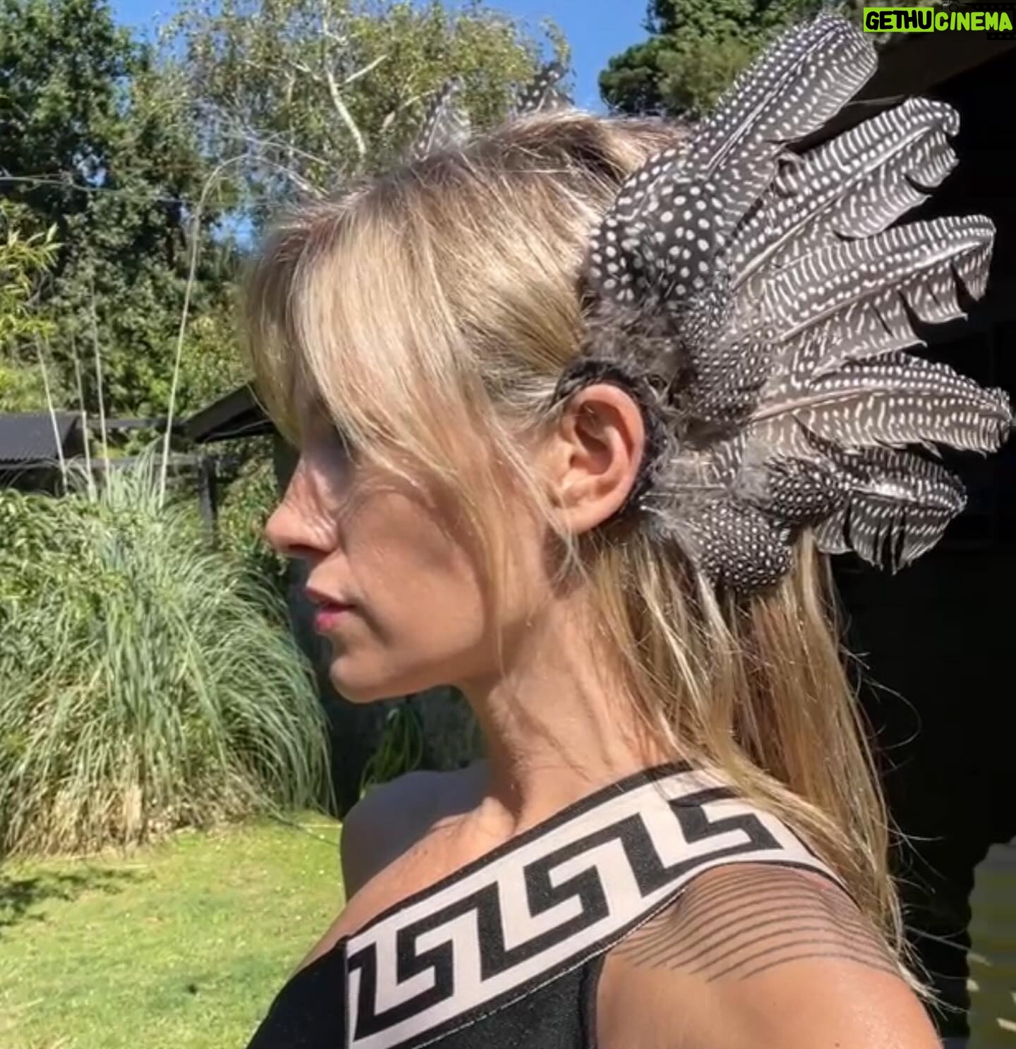 Virginia Da Cunha Instagram - TU VERDAD Decir la verdad es crear la realidad mejor habitable. Una verdad que no viene de la opinión de otros, ni de una ideología, sino que es una verdad personal. Tu verdad es algo que solo vos podes contar basada en las experiencias y circunstancias únicas de tu vida. Abraza tu verdad, comunicala con cuidado, vivila.. eso te va a brindar mucha más estabilidad y abundancia que cualquier sistema de creencias y garantías. Tu verdad late en lo más profundo de tu ser y su guía va a evitar que tu alma ande a la deriva. Si tu vida no es lo que podría ser, probá decir la verdad. Si te sentis rechazado o disminuído, confundido, desesperado.. probá decir la verdad. Como dice la canción de Silvio Rodríguez que tan bien interpreta Mercedes Sosa: Si no creyera en mi camino, Qué cosa fuera? . . Alas para vivir libres en la verdad y respetar otras verdades by @juandosok