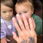 Virginia Da Cunha Instagram - CHAUCITO 👋 Aterricé al alba en Mendoza después de 10 días a puro amor, ternura y travesuras en familia en la hermosísima tierra de Bariloche. Agotada y muy feliz y agradecida por la familia que tengo y el mundo que nos rodea. Ahora intentaré una siestita que en unas horas la Reina del Sunset va a musicalizar los viñedos de Bodega Casarena. Beixinhoss