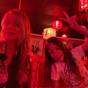 Virginia Da Cunha Instagram - THEA 🎂❤️💫

Hoy cumple años una de mis personas favoritas del mundo, mi sobrina Thea. Armé este album con momentos inolvidables a lo largo de los 8 años transcurridos.
Disfruté tanto buscarla por el cole o arte donde me esperaba con un cuadro para mi. Bailamos juntas y la ayude a sacar su primer single “Future Unicorns”. Inolvidables las preparadas coquetas para salir a pasear y  a comer sushi, nuestros encuentros en viajes y dormidas que terminaban conmigo en el piso. Te amo Thea, a seguir disfrutando y creando!