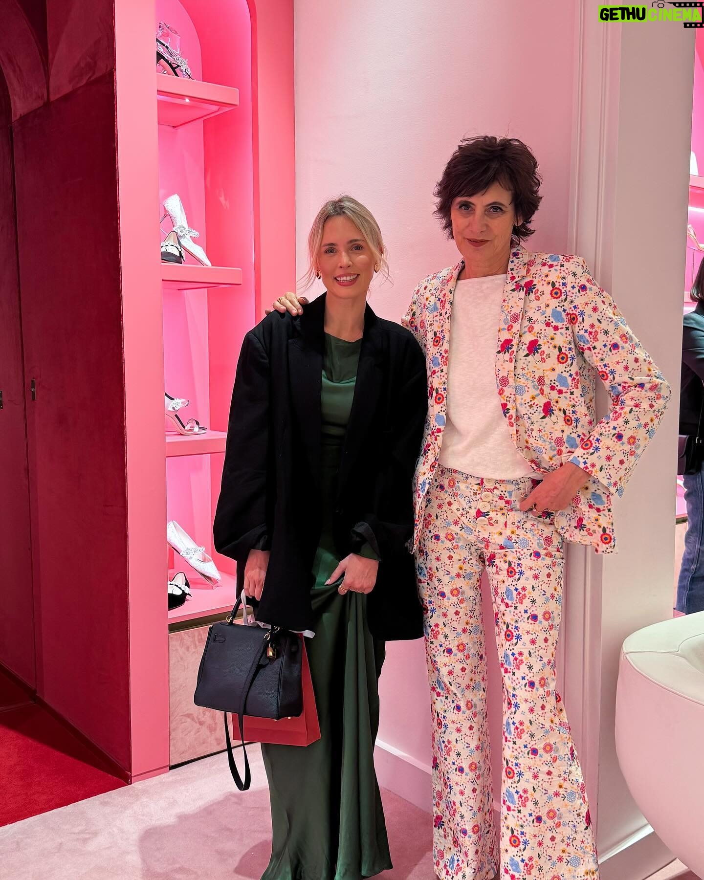 Virginie Conte Instagram - Dîner dans la sublime boutique du Faubourg St Honoré de la maison @rogervivier aux côtés d’ @inesdelafressangeofficial J’ai un coup de cœur pour ces slingbacks 💛 Le butter yellow sera partout cette saison - j’adore cette tendance et vous ?