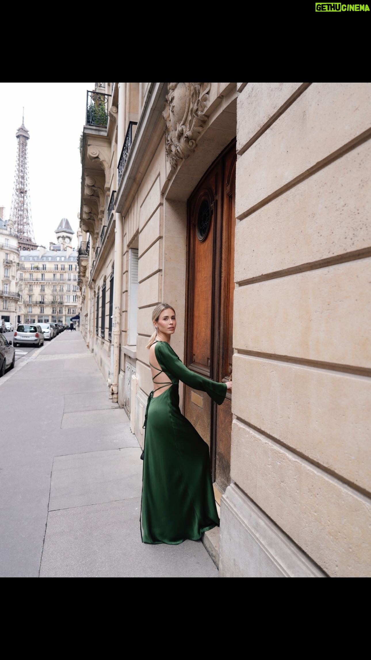 Virginie Conte Instagram - ´cause it’s iconic 🎀💅 Feel like a princess in @shonajoy dress . . Publicité