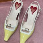 Virginie Conte Instagram - Dîner dans la sublime boutique du Faubourg St Honoré de la maison @rogervivier aux côtés d’ @inesdelafressangeofficial J’ai un coup de cœur pour ces slingbacks 💛 Le butter yellow sera partout cette saison - j’adore cette tendance et vous ?
