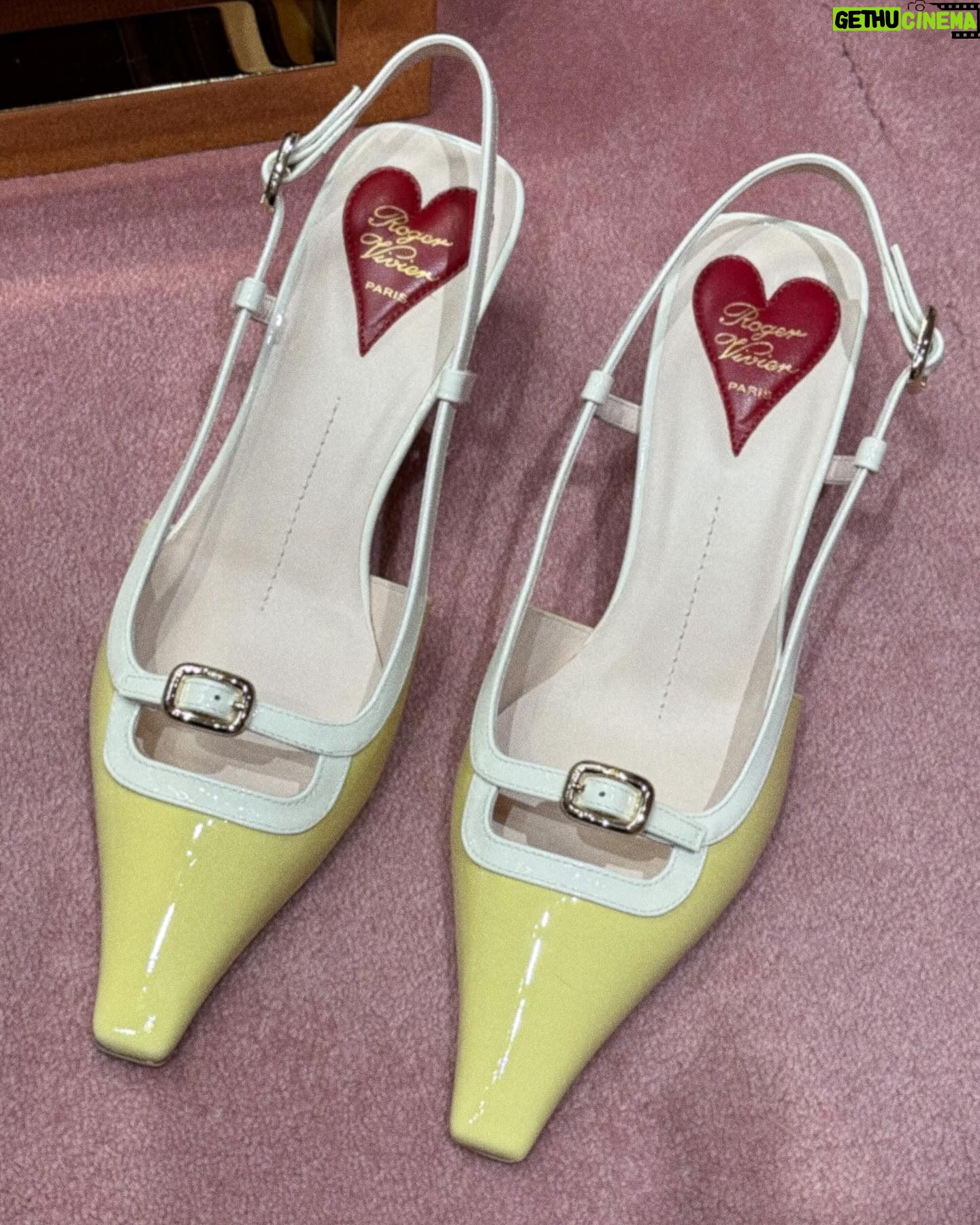 Virginie Conte Instagram - Dîner dans la sublime boutique du Faubourg St Honoré de la maison @rogervivier aux côtés d’ @inesdelafressangeofficial J’ai un coup de cœur pour ces slingbacks 💛 Le butter yellow sera partout cette saison - j’adore cette tendance et vous ?
