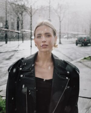 Virginie Conte Instagram - C’est ce qui s’appelle tirer profit d’une météo exécrable @thefrankieshop 

crédit photo @mathieuplt