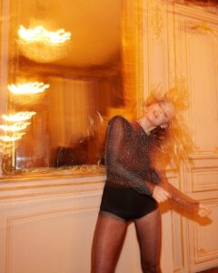 Virginie Efira Instagram - Merci @ellefr pour ce numéro de fin d’année ! 🖤 Joyeuses fêtes ! ✨ 📸 @studioakrans