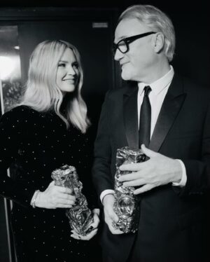 Virginie Efira Instagram - Merci à l’Académie de m’avoir invitée à remettre un César d’honneur (en compagnie tout à fait agréable) à ce merveilleux metteur en scène ! Merci à Stéphane Bouley @vnr_herzog (auteur de L’œuvre de David Fincher : scruter la noirceur) pour son aide précieuse 🖤