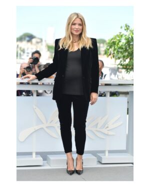 Virginie Efira Instagram - #LAmourEtLesForets de @ValerieDonzelli au @FestivalDeCannes ❤️❤️

@ysl • @anthonyvaccarello 
@cartier 
@charlottetilbury