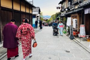 Virginie Efira Instagram - Air France ✈️ Benedetta in Japan ! 🇯🇵 Voyage sublime de Kyoto à Tokyo 🌹