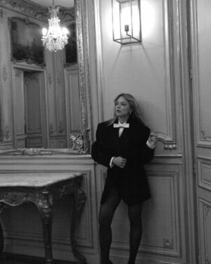 Virginie Efira Instagram - Merci @ellefr pour ce numéro de fin d’année ! 🖤 Joyeuses fêtes ! ✨

📸 @studioakrans