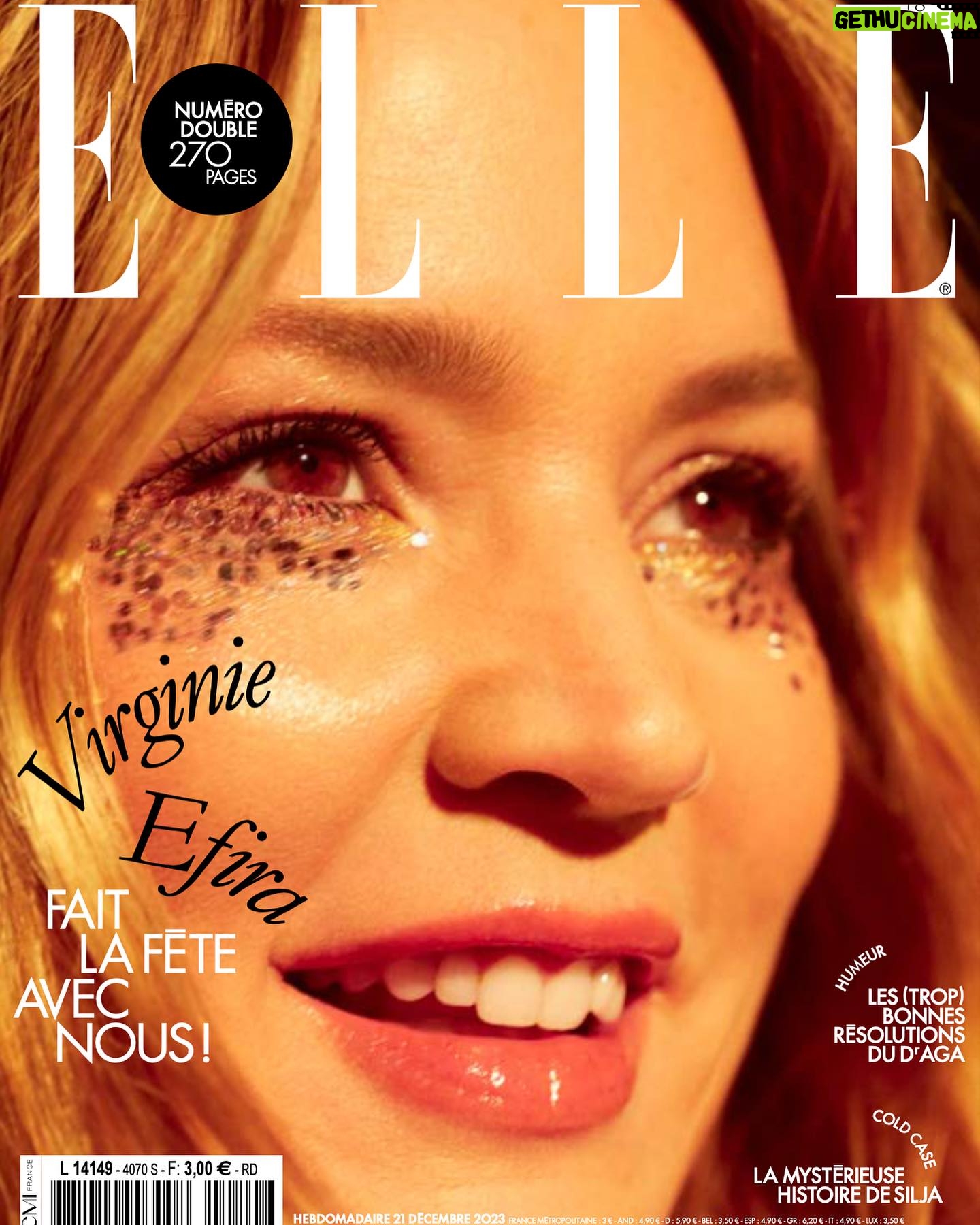 Virginie Efira Instagram - La magie des fêtes s’invite dans votre magazine ELLE avec @efira_virginie ! Découvrez notre numéro double disponible à partir du 21 décembre en kiosques, en version numérique sur elle.fr, et sur notre application. À retrouver cette semaine : Mode : on veut … du glitter ! Cold case : la disparue de la plage. Tendance : pleins feux sur le rouge. Reportage : Ukraine, la vie au bout des doigts. En couverture, Virginie Efira est photographiée par @studioakrans et est vêtue d’une robe @ysl. Elle porte des boucles d’oreilles « Ligne essentielles » en or gris serties de diamants, et un collier « Reflection de Cartier » en or gris serti de diamants @cartier. Coiffure : sebastienbascle Maquillage : @lancomeofficial par @dariiaday Réalisation : @hortensemanga #ellefrance #ellemagazine #VirginieEfira #elleenkiosque